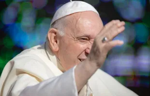 El Papa Francisco saluda a los fieles en la Audiencia General. Crédito: Daniel Ibáñez/ACI Prensa 