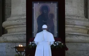 Imagen referencial. Papa Francisco ante la Salus Populi Romani en oración de marzo de 2020. Foto: Vatican Media 