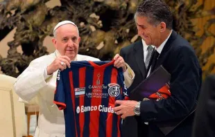 El Papa Francisco recibe la camiseta del San Lorenzo. Crédito: Vatican Media 