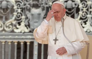 El Papa Francisco realiza la señal de la cruz. Foto: Daniel Ibáñez / ACI  