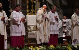 El Papa celebra la Misa. Foto: Daniel Ibáñez / ACI Prensa 