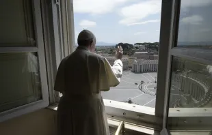 Bendición del Papa Francisco tras rezo del Regina Coeli. Foto: Vatican Media 