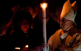Imagen referencial. Papa Francisco en una vigilia pascual. Foto: Daniel Ibáñez / ACI Prensa 