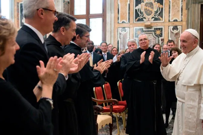 Las universidades están llamadas a defender dignidad humana en todo nivel, afirma el Papa