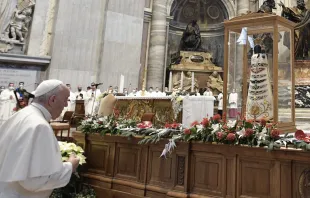 Papa Francisco reza ante imagen de la Virgen de Loreto. Foto: Vatican Media 