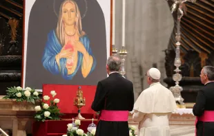 El Papa Francisco reza en la Basílica de San Pedro ante una imagen de la Virgen María. Foto: Daniel Ibáñez (ACI Prensa) 