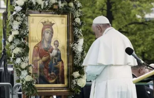 Imagen referencial. Papa Francisco en oración ante la Virgen. Foto: Andrea Gagliarduci / ACI Prensa 