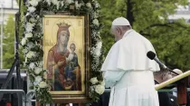 Imagen referencial. Papa Francisco en oración ante la Virgen. Foto: Andrea Gagliarduci / ACI Prensa