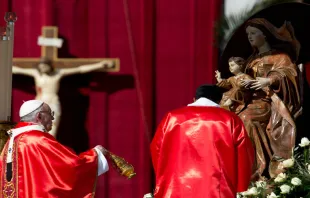 El Papa inciensa la imagen mariana presente en la Misa de Domingo de Ramos hoy en el Vaticano. Foto: Daniel Ibáñez (ACI Prensa) 