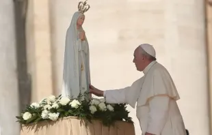 Imagen referencial. Papa Francisco reza ante Virgen de Fátima. Foto: Daniel Ibáñez / ACI Prensa 