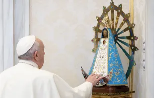 Imagen referencial. Papa Francisco reza ante la Virgen de Luján. Foto: Vatican Media 