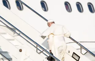 Papa Francisco subiendo al avión. (Imagen de archivo). Foto: Daniel Ibáñez / ACI Prensa 
