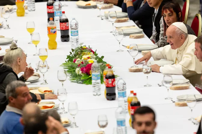 El Papa Francisco almuerza en el Vaticano con pobres