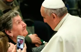 Imagen referencial. Papa Francisco con una anciana. Foto: Daniel Ibáñez / ACI Prensa 
