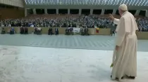 El Papa Francisco saluda de lejos a fieles. Foto: Captura VaticanMedia