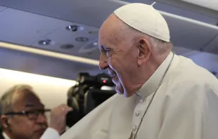 Papa Francisco en el avión hacia Kazajistán. Crédito: Rudolf Gehrig / ACI Prensa 