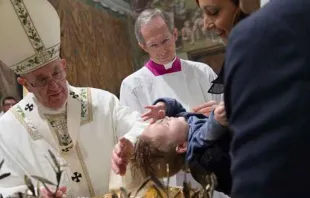 El Papa Francisco bautiza a uno de los 28 niños a quienes administró el sacramento este domingo en la Capilla Sixtina. Foto: L'Osservatore Romano 