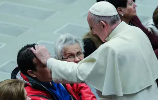 El Papa bendice a un fiel. Foto referencial: Lucía Ballester (ACI Prensa) 