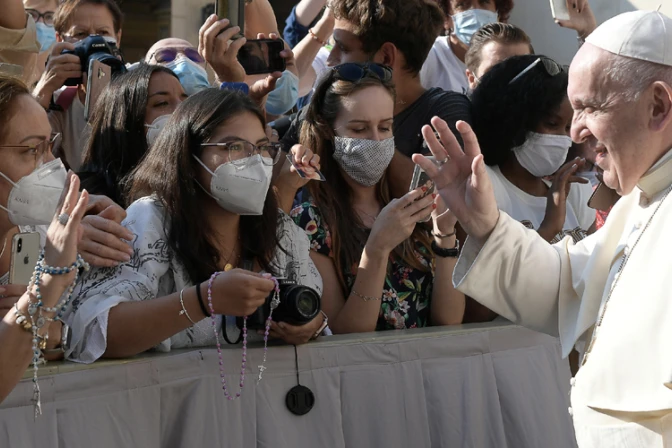 Papa Francisco invita a ser fieles en el rezo del Rosario 