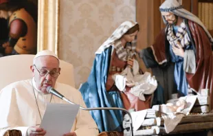 El Papa Francisco en la biblioteca del palacio apostólico del Vaticano. Foto: Vatican Media 