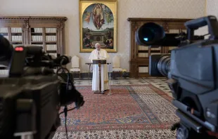 Imagen referencial. Papa Francisco ante cámaras de TV. Foto: Vatican Media 