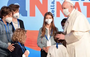 Papa Francisco con niños. Foto: Vatican Media 