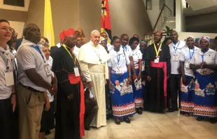 El Papa Francisco recibe a delegación de la diócesis de Xai - Xai en la Nunciatura de Mozambique. Foto: Vatican Media 