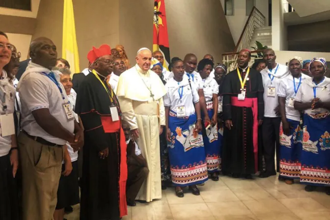 Papa Francisco recibe a víctimas de ciclón en Mozambique