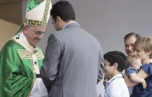 Imagen referencial. Papa Francisco con una familia en 2015. Foto: Vatican Media 