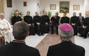 Papa Francisco con jesuitas en Kazajistán. Crédito: Vatican Media 