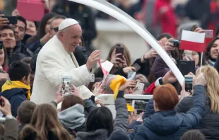 El Papa saluda a jóvenes. Foto: Daniel Ibáñez / ACI Prensa 