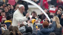 El Papa saluda a jóvenes. Foto: Daniel Ibáñez / ACI Prensa