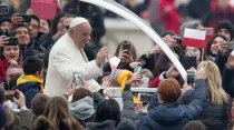 El Papa saluda a ju00f3venes. Foto: Daniel Ibu00e1u00f1ez / ACI Prensa