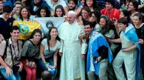 El Papa Francisco con un grupo de ju00f3venes argentinos en el Vaticano. Foto: Bohumil Petrik (ACI Prensa)