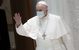 Papa Francisco llega al Aula Pablo VI del Vaticano. Foto: Daniel Ibáñez / ACI Prensa 