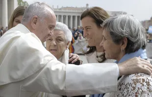 Imagen referencial. Papa Francisco saluda a grupo de mujeres en 2016. Foto: Vatican Media 