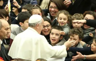Imagen referencial. Papa Francisco bendice a niños en el Vaticano. Foto: Daniel Ibáñez / ACI Prensa 