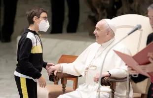Papa Francisco con un niño durante la Audiencia General. Foto: Daniel Ibáñez / ACI Prensa 