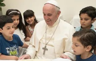 Imagen referencial. Papa Francisco con niños. Foto: Vatican Media 