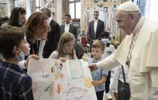 Papa Francisco con algunos niños de la Fundación Arche. Foto: Vatican Media 