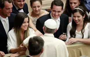 Papa Francisco bendice a matrimonios recién casados. Foto: Alan Holdren / ACI Prensa 