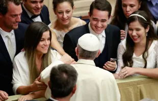 El Papa Francisco saluda a un grupo de recién casados al final de una audiencia general en el Vaticano. Foto: Alan Holdren (ACI Prensa) 