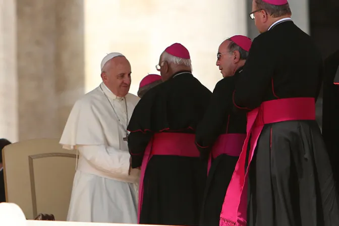 Quienes fracasan en el matrimonio no son extraños en la Iglesia, dice el Papa a obispos