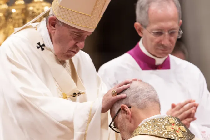 Papa Francisco ordena a cuatro obispos y les pide anunciar sin discursos aburridos