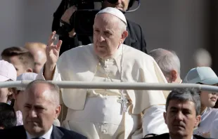 Papa Francisco en el papamóvil durante la Audiencia General. Foto: Daniel Ibáñez / ACI Prensa 