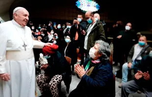 El Papa Francisco con personas pobres en el Vaticano. Foto: Vatican Media 