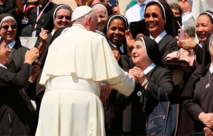 El Papa Francisco saluda a un grupo de religiosas en la Plaza de San Pedro. Crédito: Daniel Ibáñez (ACI Prensa) 