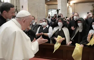 Papa Francisco saluda a religiosas en Eslovaquia. Foto: Vatican Media 
