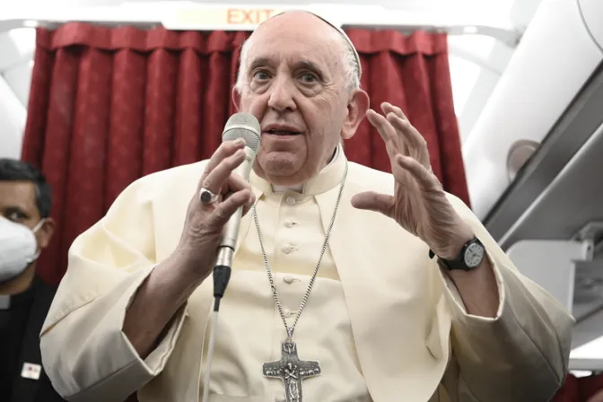 Papa Francisco reza el Ángelus en el avión con los periodistas que lo acompañan a Canadá