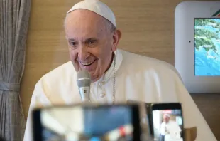 Papa Francisco en una rueda de prensa en el avión. (Imagen de archivo). Crédito: ACI Prensa 